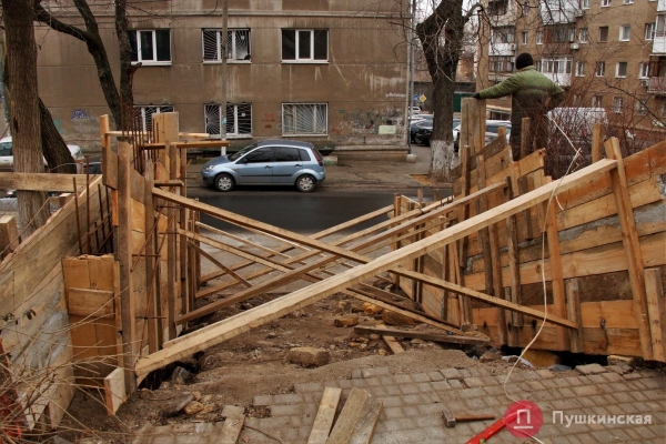 Ремонт «побратимского» сквера на Молдаванке лихорадит: работы идут параллельно с судами. Фото
