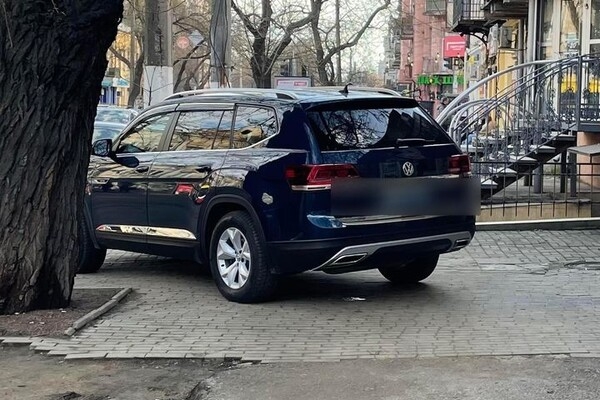 Недоучились: свежая фотоподборка плохой парковки в Одессе