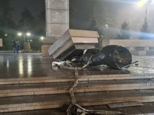Боевики в Алма-Ате отрезали головы полицейским и окружили больницы &mdash; ОДКБ вводит войска в Казахстан