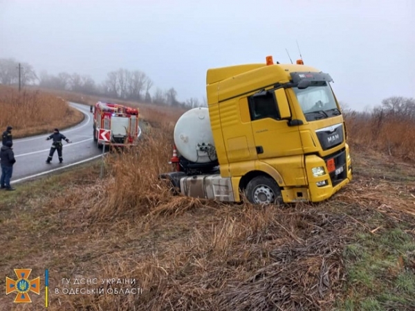 В Одесской области обледенели дороги — в кювет съехали три грузовика и легковушка