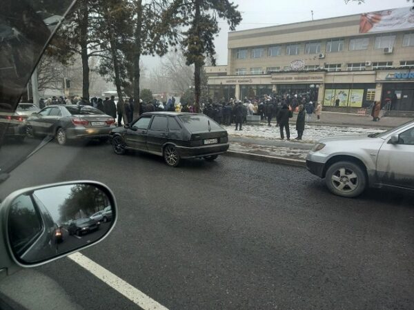 Боевики в Алма-Ате отрезали головы полицейским и окружили больницы &mdash; ОДКБ вводит войска в Казахстан