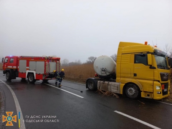 В Одесской области обледенели дороги — в кювет съехали три грузовика и легковушка