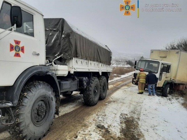 В Одесской области обледенели дороги — в кювет съехали три грузовика и легковушка