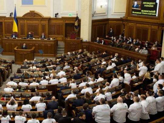 Ходять строєм в однакових футболках та мають говорити за шаблоном: політолог про команду президента