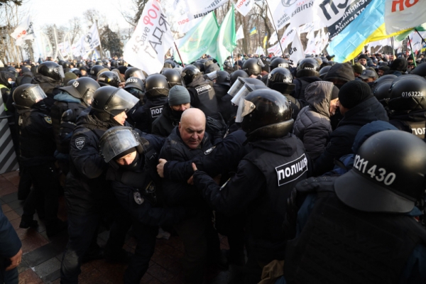 Представители ФОПов пытаются прорваться в парламент