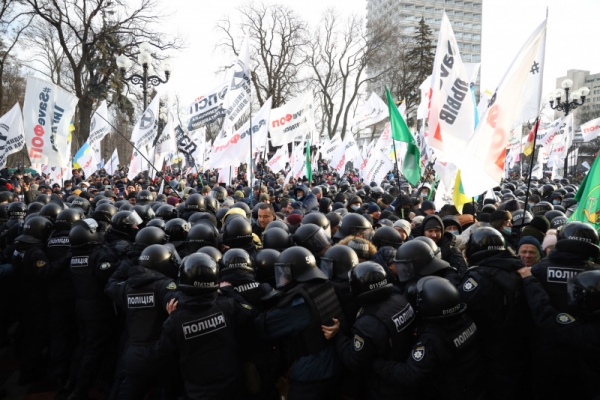 Представители ФОПов пытаются прорваться в парламент