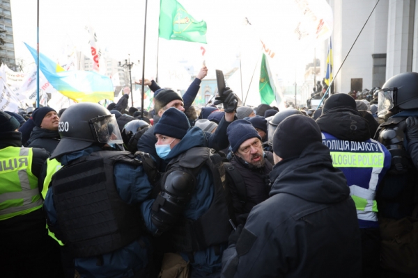 Представители ФОПов пытаются прорваться в парламент