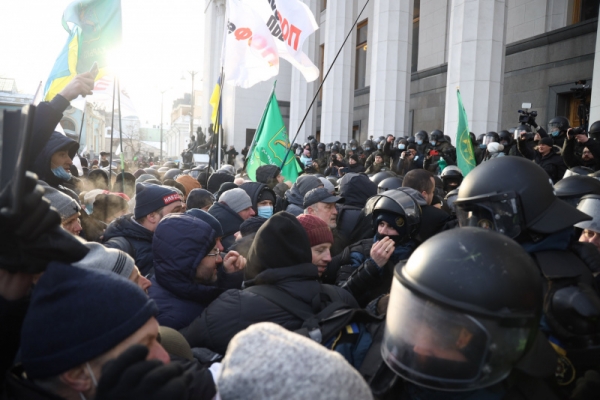 Представители ФОПов пытаются прорваться в парламент