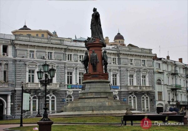 В мэрии объяснили, почему охрана памятника основателям Одессы стоит 6 тысяч в день