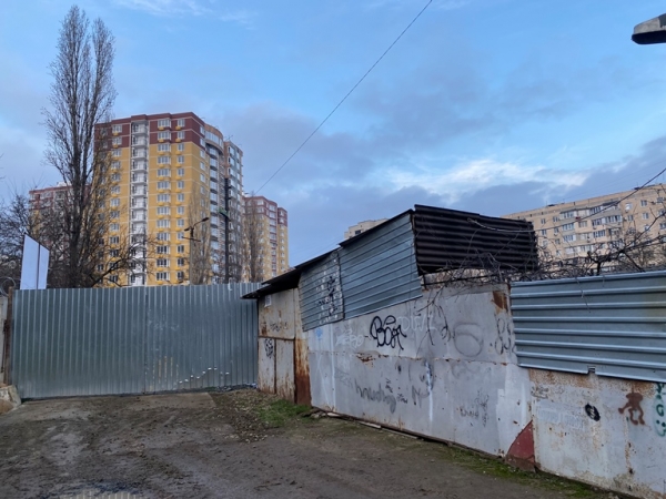 Жильцы ЖК на Посёлке Котовского просят снести автостоянку: говорят, она незаконная и мешает