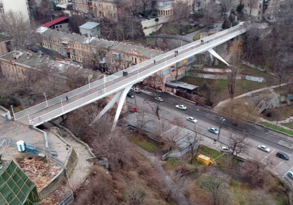 В Одессе экстремал повис без страховки на Тещином мосту (видео)