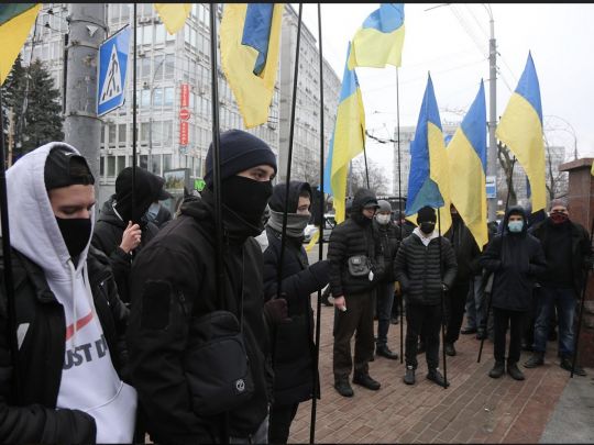 Численний мітинг під вікнами суду зірвав розгляд справи про «організаторів масових протестів», — ЗМІ