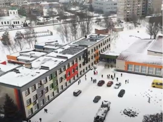«Велике будівництво» на лінії розмежування: у Торецьку відкрили школу з басейном