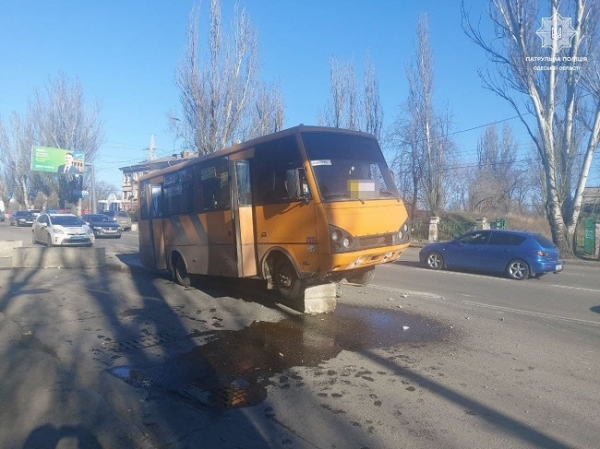 Одесская маршрутка оседлала бетонный блок на Пересыпи