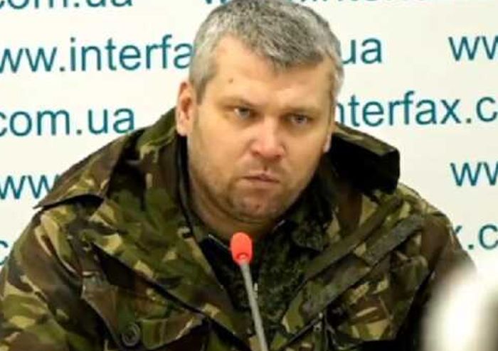 Був у цивільному одязі, із сокирою в руках: у Харкові затримали збитого путінського льотчика
