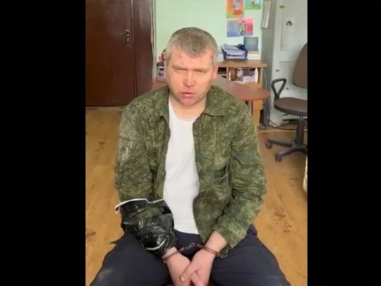 Був у цивільному одязі, із сокирою в руках: у Харкові затримали збитого путінського льотчика