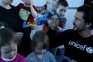 Знаменитый актер Орландо Блум встречается с украинскими детьми в Молдове