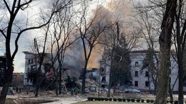 Под завалами театра в Мариуполе остаются сотни людей: их спасают под обстрелами