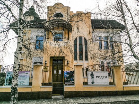«Тут були картини Айвазовського, Яблонської…»: рашисти знищили відомий музей в Маріуполі
