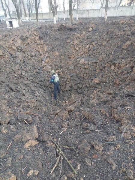 В Мариуполе на детскую больницу сбросили авиабомбы: фото и видео последствий