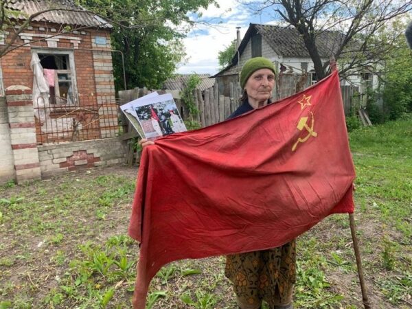 &laquo;Лучше бы я знаменитой не была&raquo;. Как украинка с советским флагом стала культурным феноменом в России и что она об этом думает