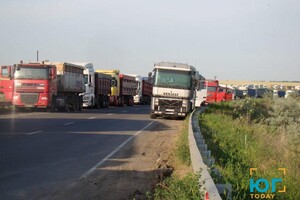 На юге Одесской области образовались огромные пробки из-за сотен фур с зерном