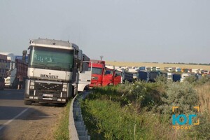 На юге Одесской области образовались огромные пробки из-за сотен фур с зерном