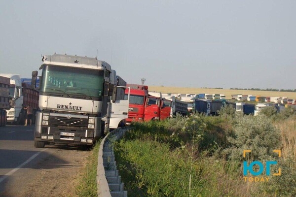 На юге Одесской области образовались огромные пробки из-за сотен фур с зерном
