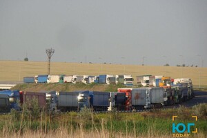На юге Одесской области образовались огромные пробки из-за сотен фур с зерном