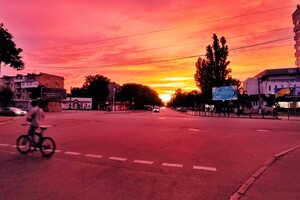 Одесситы наблюдали удивительно красочный летний закат (фото)
