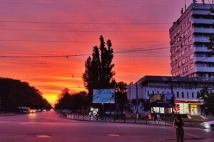 Одесситы наблюдали удивительно красочный летний закат (фото)