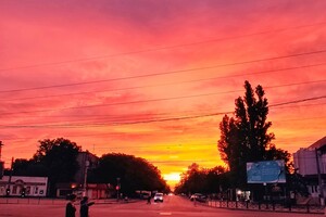 Одесситы наблюдали удивительно красочный летний закат (фото)