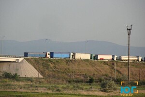 На юге Одесской области образовались огромные пробки из-за сотен фур с зерном