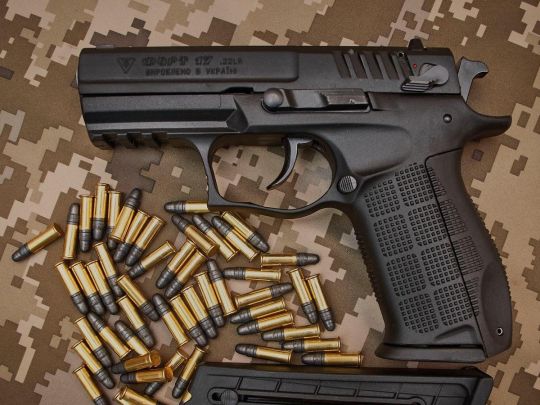 Поставив під загрозу життя дитини: чиновник Генштабу застосував зброю у спальному районі Києва
