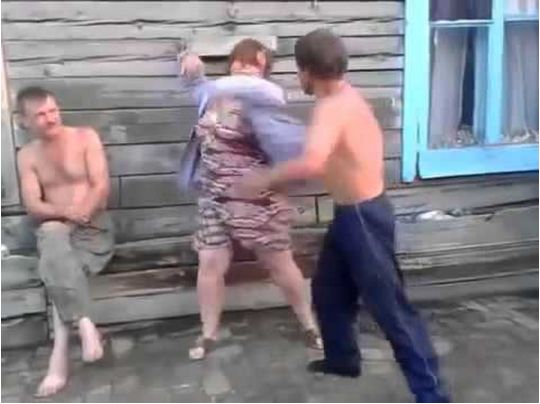 Довелося викликати &laquo;швидку&raquo;: жінка відірвала чоловіку яєчко за&nbsp;відмову віддати їй&nbsp;банківську картку
