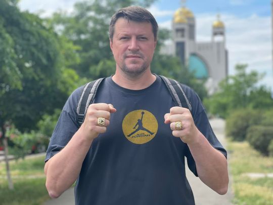 Дворазовий чемпіон НБА Медведенко продав два особливих трофеї за 9 млн заради дітей України