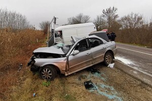 На трассе Одесса – Рени легковушка столкнулась с микроавтобусом: есть погибшая и двое пострадавших