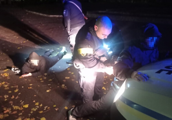 Во время комендантского часа в центре Одессы задержали двух мужчин с оружием