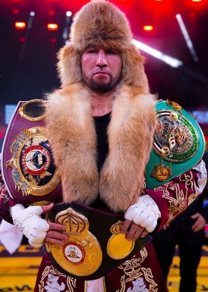 Чемпіонський бій закінчився для боксера з Казахстану важким нокаутом та крововиливом у мозок (відео)