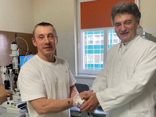«Як він дивився у вічі своїй дружині!»: український призер Паралімпійських ігор прозрів через 30 років (фото)