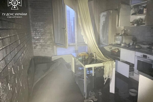 Из-за пожара в квартире 24-этажки в Аркадии погибла женщина 