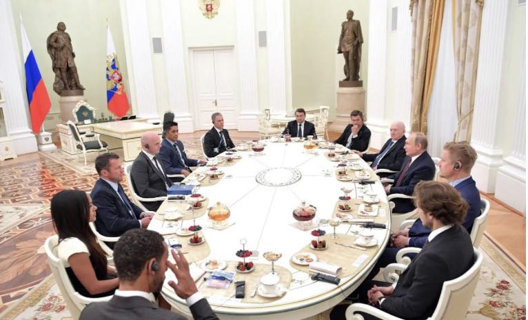 Ексфутболіст збірної Англії вкрав у кремлі ложку у путіна (фото)