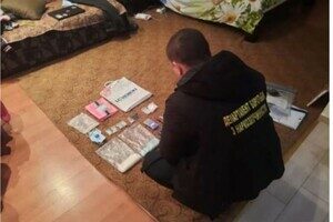 Пыталась сбыть почти килограмм психотропов: в Одессе задержали девушку-наркодилера 