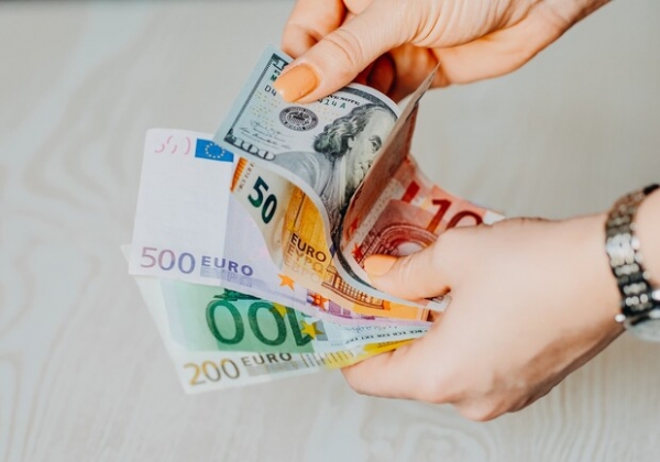 Курс валют в Украине 26 марта 2023: сколько стоит доллар и евро
