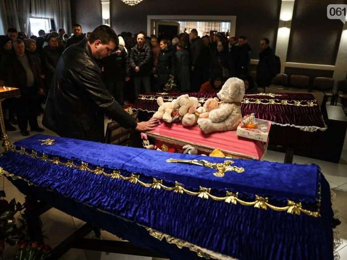 Море сліз та квітів: у Запоріжжі попрощались із родиною, життя якої забрала російська ракета