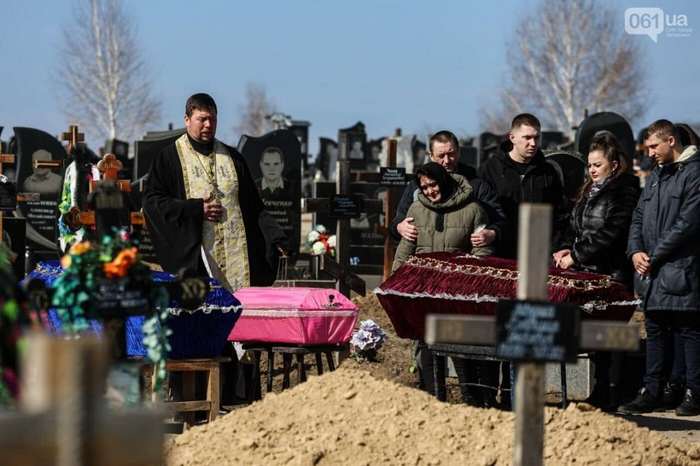 Море сліз та квітів: у Запоріжжі попрощались із родиною, життя якої забрала російська ракета