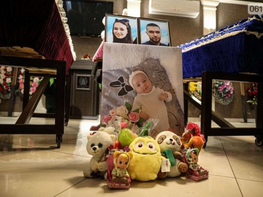 Море сліз та квітів: у Запоріжжі попрощались із родиною, життя якої забрала російська ракета