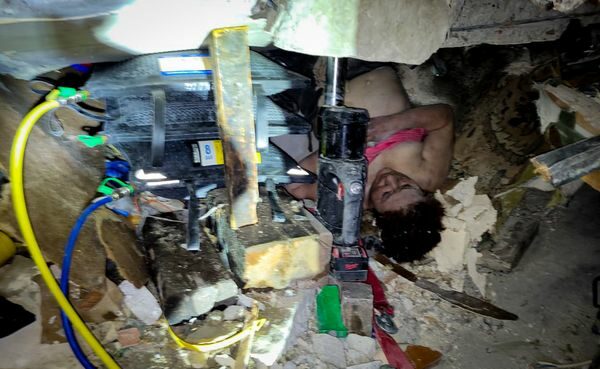 Обвалився цілий під&rsquo;їзд, під завалами опинилися люди: росіяни завдали авіаудару по&nbsp;Вугледару