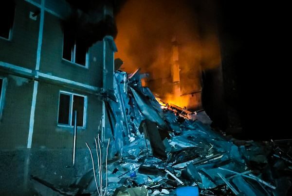 Обвалився цілий під&rsquo;їзд, під завалами опинилися люди: росіяни завдали авіаудару по&nbsp;Вугледару
