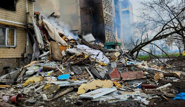 Обвалився цілий під&rsquo;їзд, під завалами опинилися люди: росіяни завдали авіаудару по&nbsp;Вугледару